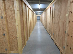 Box en bois dans un bâtiment sécurisé à louer sur Targon près de bordeaux.