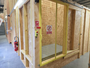 Box en bois dans un bâtiment sécurisé à louer sur Targon près de bordeaux. Monte charge jaune