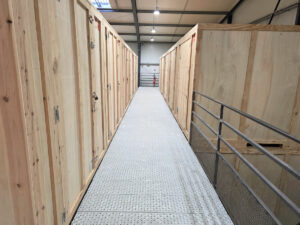 Box en bois dans un bâtiment sécurisé à louer sur Targon près de bordeaux.