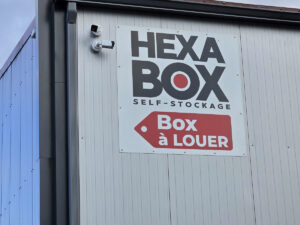 Batiment haxabox loeur de box à targon, près de bordeaux en gironde. Caméra de surveillance