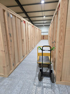 Box en bois dans un bâtiment sécurisé à louer sur Targon près de bordeaux. Avec Equipement de manutention