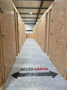 Box en bois dans un bâtiment sécurisé à louer sur Targon près de bordeaux. Accès Large