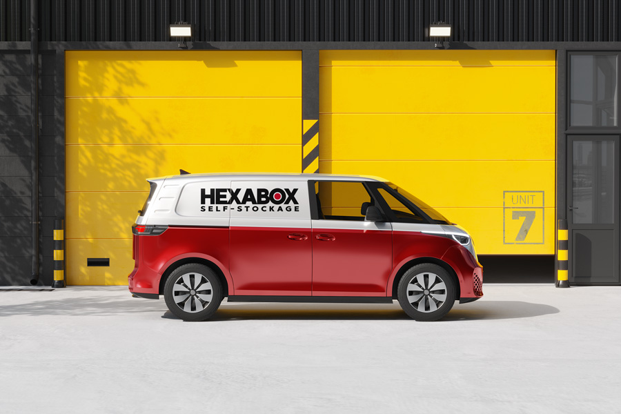 Van devant centre de location de box HEXABOX à TARGON